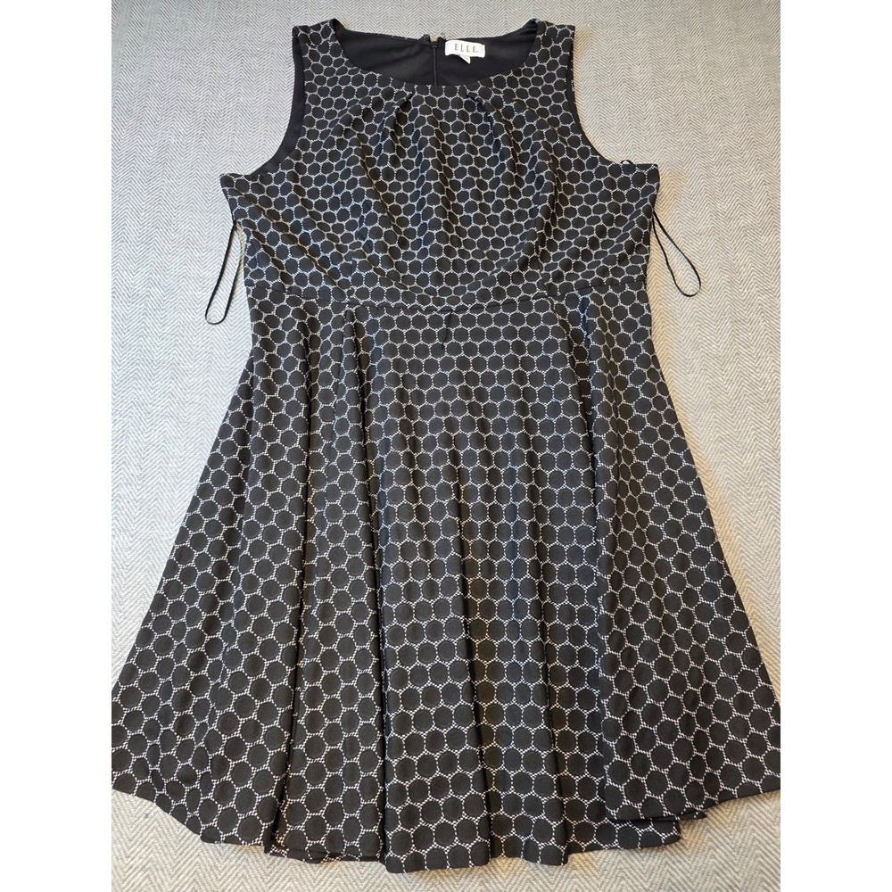 Elle Skater Dress Women's 2XL Black White Geometric Honeycomb Pleated Sleeveless